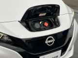 充電コネクターは車両前方にございます。ドアロック連動で充電ケーブルのロックが出来ます。