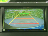 後方の映像に加えてガイドラインも表示され、駐車時に車両後方の位置関係を確認する目安になります。周囲を直接確認しながらの後退をサポートし、日々の駐車に便利です。