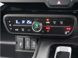 電子制御パーキングブレーキ搭載で指一本で簡単に操作することができます。さらに停車中に、ブレーキペダルを踏み続けなくても、自動的にブレーキを保持する機能である、オートマチックブレーキホールド付きです。