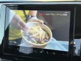 テレビ番組を画面で視聴でき、停車中の待ち時間もゆったり過ごせます。画面の表示が見やすく、出発前や休憩中に映像を楽しみたい方にうれしい装備です。