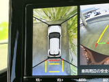 後方の映像に加えて車両周囲の様子も表示され、駐車時の確認に役立ちます。ガイドラインを目安にできるため、バックで駐車する場面でも周囲を見ながら操作できます。