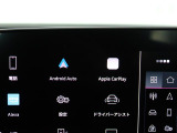 スマートフォンとAudiをUSBケーブルを介し接続。AppleのCarPlayやAndroid Autoのアプリを通じて、スマートフォンのコンテンツをMMIディスプレイに表示します。
