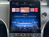 縦型メディアディスプレイに車両機能を集約。指紋認証にも対応し、各種メニューへ直感的にアクセスできます。