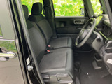 運転席と助手席は落ち着いた色合いでまとめられ、ゆったりと腰掛けられる形状です。前方の視界も広く感じられ、乗り降りの際も室内の様子を確認しやすい空間となっています。