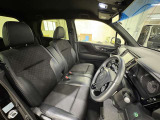 運転席は大きな座面と包み込むような背もたれが身体全体を支えます。上質なシートを採用し長時間の運転やコーナーの多い道も快適です。座ったときの頭上スペースも余裕たっぷりでロングドライブも楽チンです♪