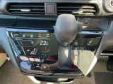 「オートエアコン」付き一年中快適な室内を提供!車内温度を設定すると、風量を自動で調節してくれます。さらに前席シートヒーターつき(^^)/