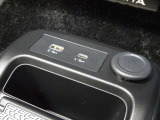 センターコンソールにはUSB電源ソケット(タイプA・タイプC)ワイヤレス充電器が装備されています!