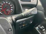 レバーにはランプの絵柄やAUTOなどの表示があり、機能を目で確認しやすい設計です。メーターの近くにまとまっているため、運転席で周囲の表示と合わせて必要な操作を確かめやすくなっています。