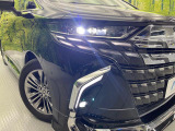 【LEDヘッドライト】悪天候や夜間走行時も良好な視界を確保し安心して運転できる高輝度LEDヘッドライトを装備!点灯速度が早く、消費電力も抑えられています。