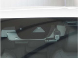 【フォワードセンシングカメラ】夜間走行時に前方の状況を判断したり、車線表示を検知したりします。