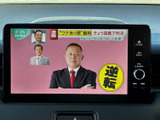 ニュースなどのテレビ番組を画面で視聴でき、停車中の待ち時間にも活用いただけます。映像が大きく表示されるため内容を確認しやすく、車内で過ごすひとときに便利な装備です。
