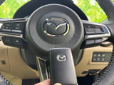 手元にスイッチ類が配置され、運転姿勢を大きく変えずに必要な操作へアクセスしやすい仕様です。握りやすい形状で、日々の運転を支える機能性を備えています。