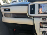 書類や小物を整理して収納できるグローブボックス。車内の空間をすっきりと保つのに役立ちます。