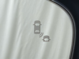 ★ブラインドスポットインフォメーション★走行中、斜め後ろに車両が存在すると、その方向のドアミラー上のマークが点灯。さらにその方向にウインカーを操作すると、マークの点滅と警報音で注意を促します