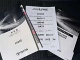 メンテナンスノート、取扱説明書です。 その車の整備記録が事細やかに記録されています。 車が生まれてから今までどのような道を歩んできたのか判るとても重要な物ですよ。