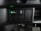 パーキングセンサーや横滑りを防ぐVSA等のスイッチ類は運転席の右側、手の届きやすい位置にあります。