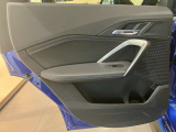 BMWはドアが分厚いです。衝突によりドアがつぶれてしまった場合にも外からいち早くドアを開けれるよう考えられています。数十秒の救出の遅れが命につながりかねない場合、こういった配慮が重要なポイントです。