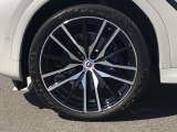 BMW純正アルミホイール。洗練されたデザインで、足元の個性を引き立てます。
