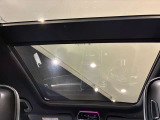 車両は屋内展示しておりますので天候に関係なくごゆっくりコンディションご確認頂けます。車両を倉庫へ保管している場合が御座いますのでご来店前に在庫確認頂けると幸いです。TEL072-784-8800