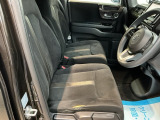 運転席は、大きな座面と包み込むような背もたれがドライバーの身体全体をしっかり支えます。上質なシート素材と座り心地のよいクッションを採用し、長時間の運転やコーナーの多い道も快適です。