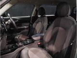 MINIの少し硬めのシートは乗り降りもしやすく、長距離ドライブでも疲れにくいように設計されております!