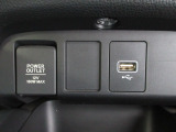 12V電源ソケットを設置しております。周辺機器の充電にご利用頂けます。便利な充電用USBジャックも付いています。