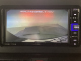 【バックカメラ】運転が苦手な方も車庫入れラクラクです!ギアをリバースに入れれば自動的に切り換わりますので、面倒な操作は不要です♪狭い駐車場もお車を傷つけず安心ですね!