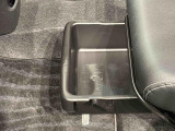 靴などが収納できる便利な助手席シートアンダートレイが付いてます