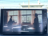 停車中にテレビ映像を視聴できる画面を備えています。待ち時間など車内で過ごすひとときに活用でき、操作画面と映像がまとまって見やすい装備です。