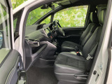運転席まわりは視界が広く、前方を確認しながら落ち着いてお座りいただけます。助手席との間にも空間があり、乗り降りの際もゆとりを感じられる室内です。