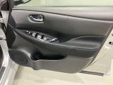 【運転席ドア】ボトルホルダーや収納ポケットが付いているので運転席周りもスッキリ保てます★