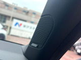 【BOSEサウンドシステム】メーカーオプションの高品位サウンドシステムを搭載。専用のチューニングが施された大小様々なスピーカーから良質なサウンドが奏でられ、臨場感あふれる音響空間を演出します。