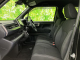 前席からフロントまわりまで見渡しやすく、運転席と助手席の配置にもゆとりがあります。落ち着いた色合いのシートは座面が広く、日々の移動も心地よく過ごせそうです。清潔感のある室内です。