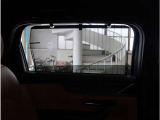 【ロールサンシェード】日よけとしての機能以外にも、車中泊や目隠しが必要な場合に便利な装備です。