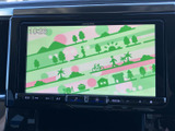 映像を映し出すモニターを備え、停車中には車内でテレビ番組などを楽しめます。画面が見やすい位置に設置されており、休憩時のひとときや待ち時間を快適に過ごしたい方に便利です。
