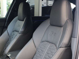 高級家具のような質の高いレザーを採用するのはAudiのクルマづくりの哲学のひとつです。体の大きなドイツ人が座っても頑丈な耐久性があります。シートヒーター付きですので冬でも大変心地良く運転をして頂けます