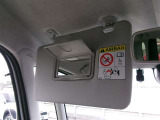 助手席側バニティミラー付きのサンバイザーです。ちょっと鏡を見たい時などに便利な装備です。