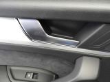 シンプルさと機能性が両立しており、ドイツ車らしい良いインテリアになっています。手の込んだ手法で静かで快適な室内を実現させています。