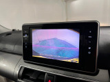 バックカメラ付きで後方の確認がしやすく、駐車が苦手な方でも安心して操作できます。毎日の使い勝手がぐっと良くなりますね。