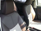運転席は運転する人の体をしっかり支えるシートです。