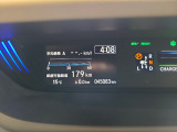 【マルチインフォメーションディスプレイ】燃費や航続可能距離などを表示し、走行中の情報確認がしやすい装備です。