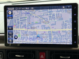 道路や周辺施設を画面上で確認できる地図表示を備え、目的地までのルート確認に役立ちます。現在地を把握しやすく、初めての場所へ向かう際にも心強い装備です。