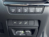 【ドライビングポジションメモリー】運転席シート位置などを記憶させることができます。運転交代の際もストレスフリーですね♪