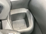 運転席のドリンクホルダーです。手のとどきやすい位置にあるので便利です