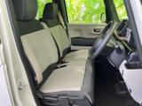 明るい色合いのシートと落ち着いた配色で、運転席まわりもすっきりとした印象です。座面や背もたれにゆとりがあり、乗り降りの際も車内の様子を確認しやすい空間です。