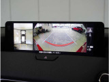 【360&deg;ビュー・モニター】クルマを真上から見たような俯瞰(ふかん)映像や助手席側のサイド映像など、視点を切り替えて表示。さまざまなアングルで視界をサポートします。