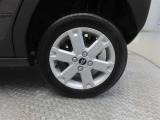 車両のデザインにマッチした純正アルミホイールを装着しています。