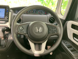 手元に複数のスイッチがまとまり、運転姿勢を保ちながら各種機能を扱いやすい構成です。メーターや周囲のスイッチ類も見渡しやすく、日常の運転をサポートします。