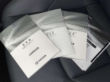 メンテナンスノート、取扱説明書ですね。 車の情報が凝縮されています。 車の整備記録が記載されている大事な物ですよ。