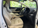 明るい色合いのシートと広がりのある視界で、運転席まわりも開放的な印象です。座面や背もたれにはゆとりがあり、落ち着いて過ごせる前席空間となっています。